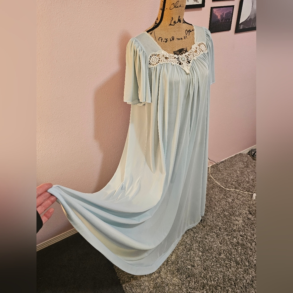 Beautiful Silky Smooth Vintage Nightgown - Picture 7 of 12